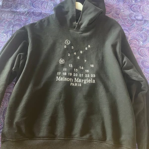 Maison Margelia hoodie - Säljer min hoodie från maison margelia, använd en del men fortfarande i bra skick. Lappen är dock sönder. Kan gå ned i pris vid snabbaffär.