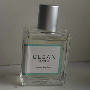 Clean - Clean warm cotton , använd fåtal gånger men i övrigt väldigt mycket kvar av den. 60ml