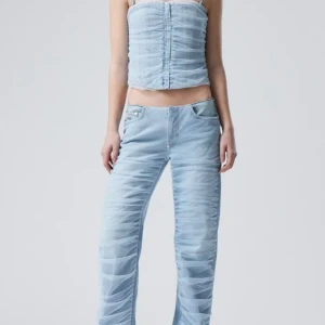 Weekday sett - Köp hela weekday settet här, jeans + topp. ( toppen har inga band och är off shoulder) INNERBENSLÄNGD: 80 cm  MIDJEMÅTT: 38 cm 