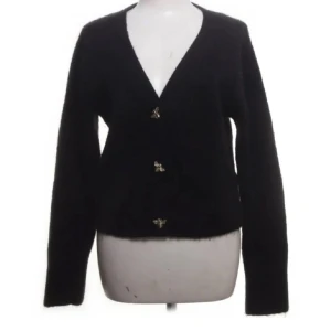 Svart kofta  - Koftan är jätte mysig nu till vinter och är aldrig andvänd, det är inte koftan på bilden men den ser lika dan ut fast med svarta knappar💓