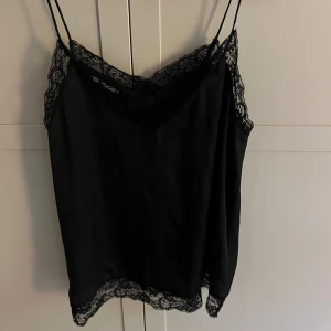 Festlinne från Zara - Jättefint satin festlinne från zara! Gammal så finns inte kvar att köpa. Storlek M men passar S också!