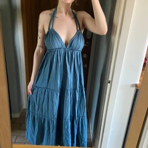 Klänning - Otroligt vacker klänning med öppen rygg som aldrig kommit till användning! 