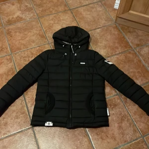 Marikoo vinter jacka  - Nu säljer jag min Marikoo vinter jacka som är ifrån zalando som jag köpte förra vintern den är i väldigt bra skick och den är svart i storlek S och ny priset på denna jacka är 1100 kr och nu säljs för 400 💗den har oxå en vit päls till luva 💗