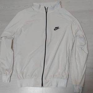 Nike sport hoodie - En Nike zip hoodie. Perfekt för träning, oavsett om man är ute o springer eller om man gymmar. Den e i bra skick