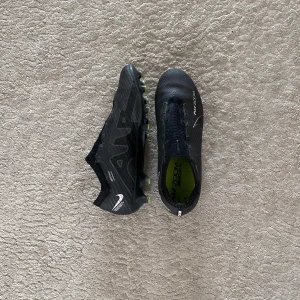 Nike mercurial VAPOR 15 - Skick 8/10 använda fåtal gånger. Skicka prisförslag, så blir det nog accepterat 