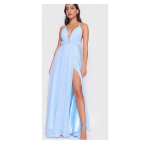 Balklänning  - Ljusblå balklänning från ivory field helt oanvänd✨  Ord pris. 1899  