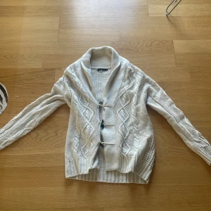 Bondelid Cardigan - Hej! Säljer min feta Bondelid Stickade cardigan i nyskick! Den är i storlek Medium. Om du har frågor eller funderingar så hör av dig 🤙 Mvh JacobsCloset 