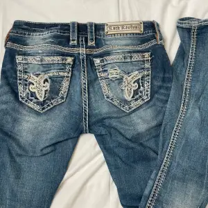 Y2k bootcut rock revival jeans som sitter så perfekt med kristall detaljer och blingade fickor Annonsen är uppladdad både på vinted och plick, först till kvarn gäller! Priset är diskuterbart