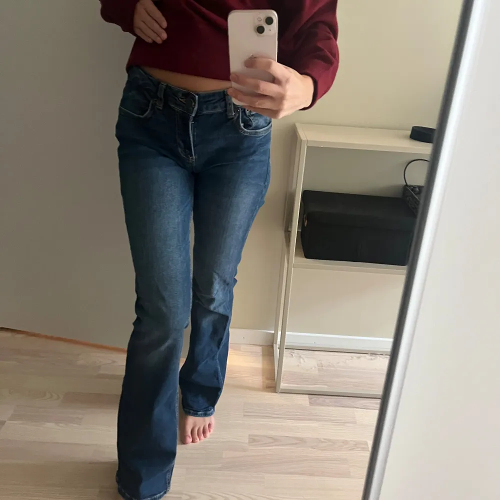 Lågmidjade bootcut jeans från Zara, helt slutsålda på hemsidan 🫶. Jeans & Byxor.