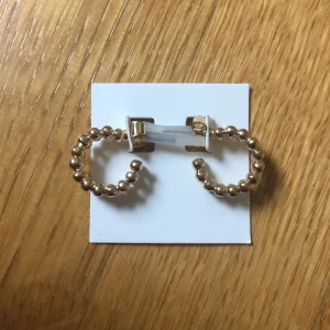 örhängen - från H&M, helt oanvända!!