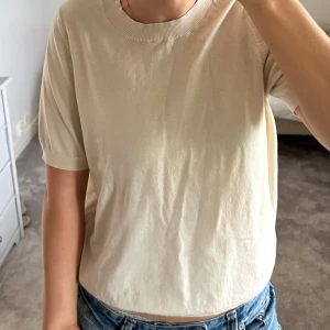 Stickad topp - Jättefin stickad t shirt ifrån Lindex som passar till allt.  Jättebra skick🩷🩷