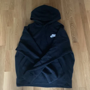 Nike hoodie svart - Pris kan diskuteras, passar om man är mellan M och L  och om man är mellan S och M. Otroligt skick. Är man men passar på kvinna också