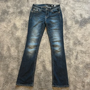 Miss me jeans  - Säljer ett par superfina miss me jeans utan defekter. innerbenslängd: 86cm    Midjemått rakt över: 36💗 skriv privat för flera frågor