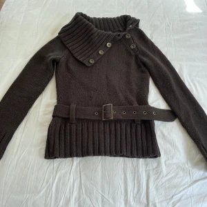 Stickad tröja med skärp - Justerbart skärp i midjan. Cool och trendiiig