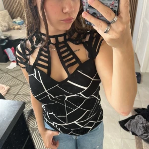 Mönstring tröja - Bra skick säljer då jag inte tycker den passar mig inte använd fåtal gånger 