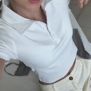 Vit ribbad polotopp från FB Sister - Säljer en superfin vit ribbad polotopp från FB Sister. Den är kortärmad och croppad, perfekt för sommaren. Toppen har en klassisk krage och knappar framtill. Den är i nyskick, endast använd vid ett tillfälle!