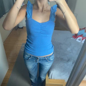 Topp💙 - Säljer denna fina blåa T-shirt 💙 Använt ett få tal gånger men är i god skick! 