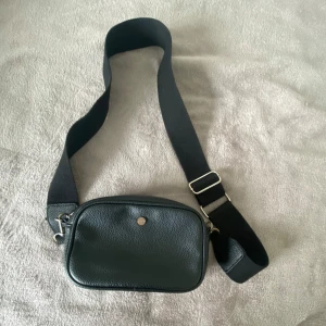 Väska - Assnygg väska🤩 lite missfärgning på metallen men annars jättebra skick!