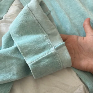 Säljer blå juicy couture byxor - De är bra kvaliteter. Jag har sytt upp de så de passar bra som storlek 158 på benlängden. Storleken på midjan är xxs. Skriv till mig privat om ni har frågor eller vill ha bilder på hur de ser ut på.