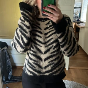 Tigermönstrad tröja - Säljer denna sjukt snygga tigermönstrade tröja från NA-KD då den tyvärr inte kommer till användning. Storlek M men passar S bra