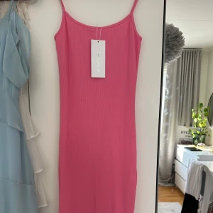 Rosa klänning från Aveny - Säljer en superfin rosa och tight klänning från new yorker. Aldrig använd och prislapp kvar. 