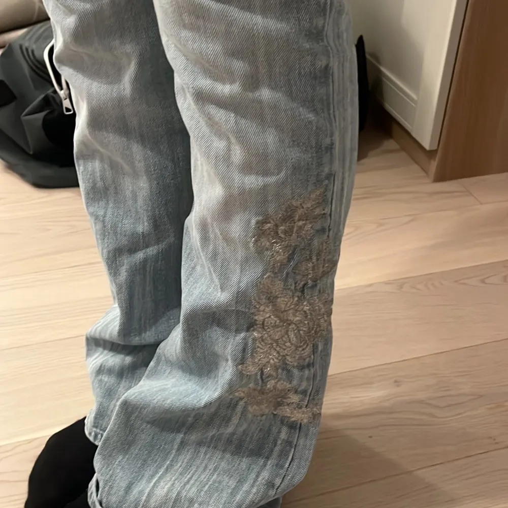 Säljer ett par Assnygga jeans som va mina favoriter förut, de är tyvärr för små nu.  Midjemått rakt över: 42cm Innerbensmåttet: 81cm Fötterna: 24cm. Jeans & Byxor.