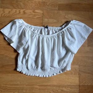 Vit blus - Gullig vit blus från Gina Tricot. Knappt använd och bra kvalite. Storlek S.💕
