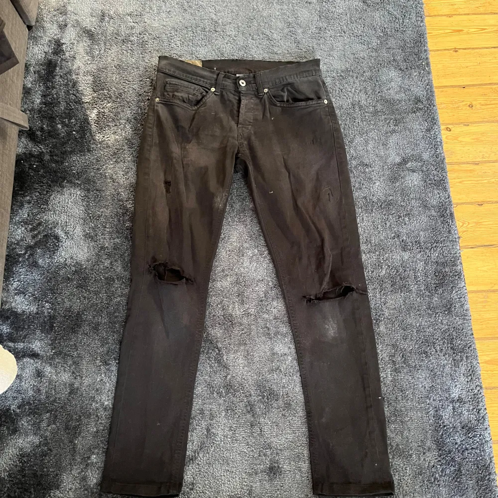 Säljer nu mitt par dondup jeans i modellen George det är i storlek 31, och är i bra skick förutom en lagning mellan benen, vid någon fundering är det bara att skicka ett pm, byten kan vara intressant.. Jeans & Byxor.