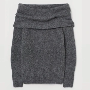 Mörkgrå stickad offshoulder tröja - Säljer min slutsålda hm off shoulder i grå! Skriv för mer bilder😊💕