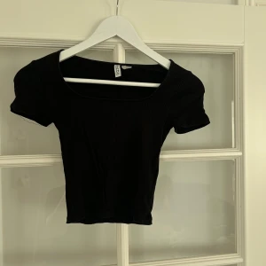 Ribbad topp - svart ribbad topp från H&M, storlek XS, i okej skick, hör av er vid frågor eller intresse!🩷 20kr