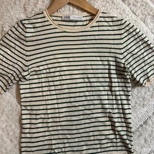 Stickad T-shirt  - Säljer denna tunnstickade tshirt från zara i nyskick, väldigt fin🙏🏻🤗använd gärna köp nu!