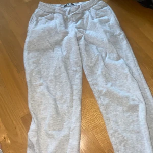 Bik bok gråa mjukisbyxor  - Bra skick