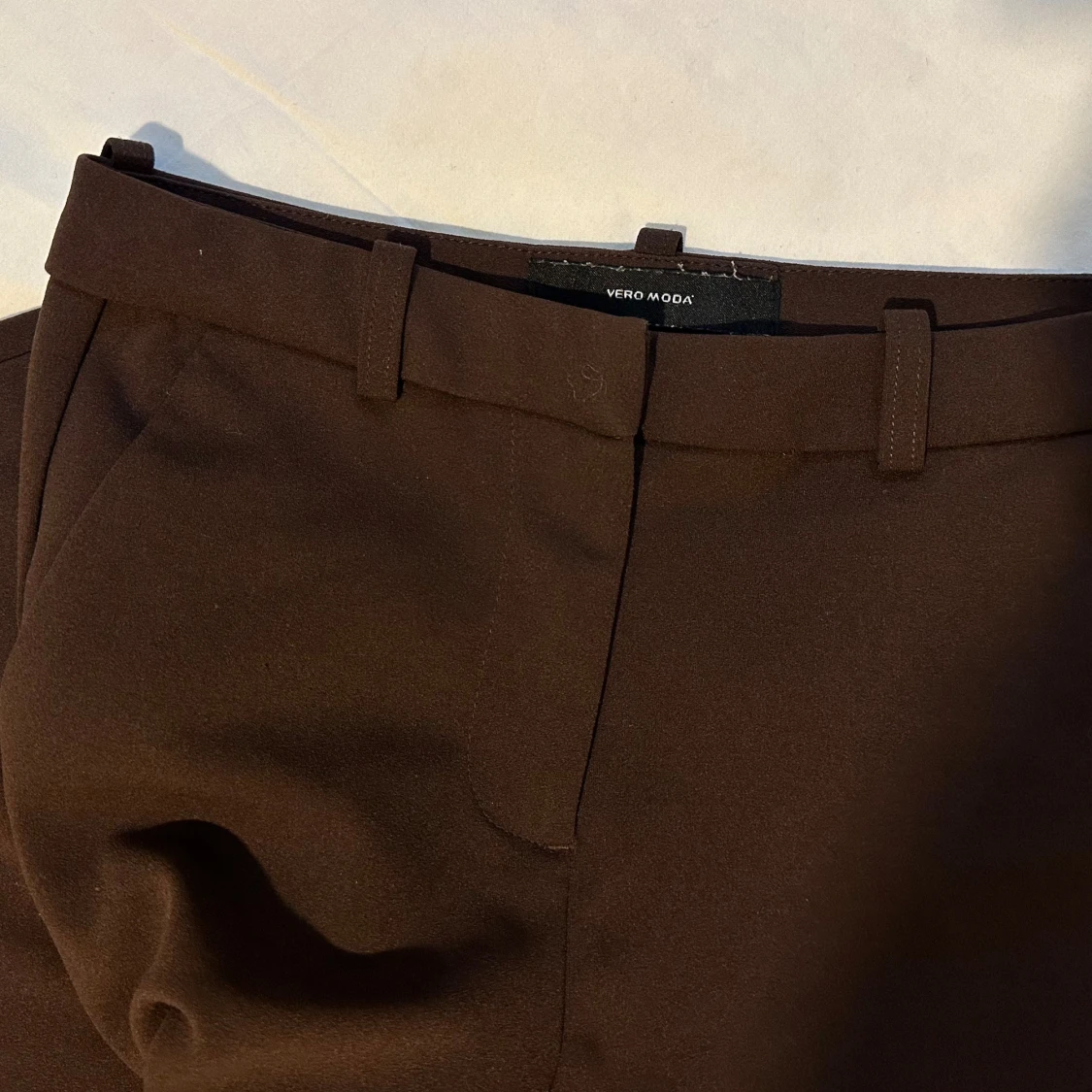Bruna kostymbyxor från Vero Moda - 90