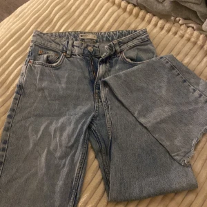 Ljusblå jeans  - Jeans med bra passform ett litet hål på knät 