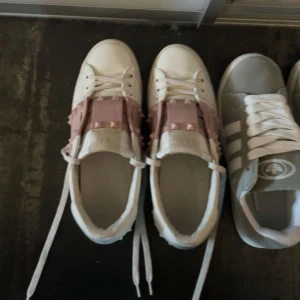 Valentinos open rosa med nitar  - Skit snygg Valentinos open rosa med nitar ny pris runt:8000 mitt pris:4000 🥰 har slängt lådan men dustbagen medföljer🥰storlek 37,5 men det är stora i storleken passar 38 tillome 39 det jag brukar ha🥰