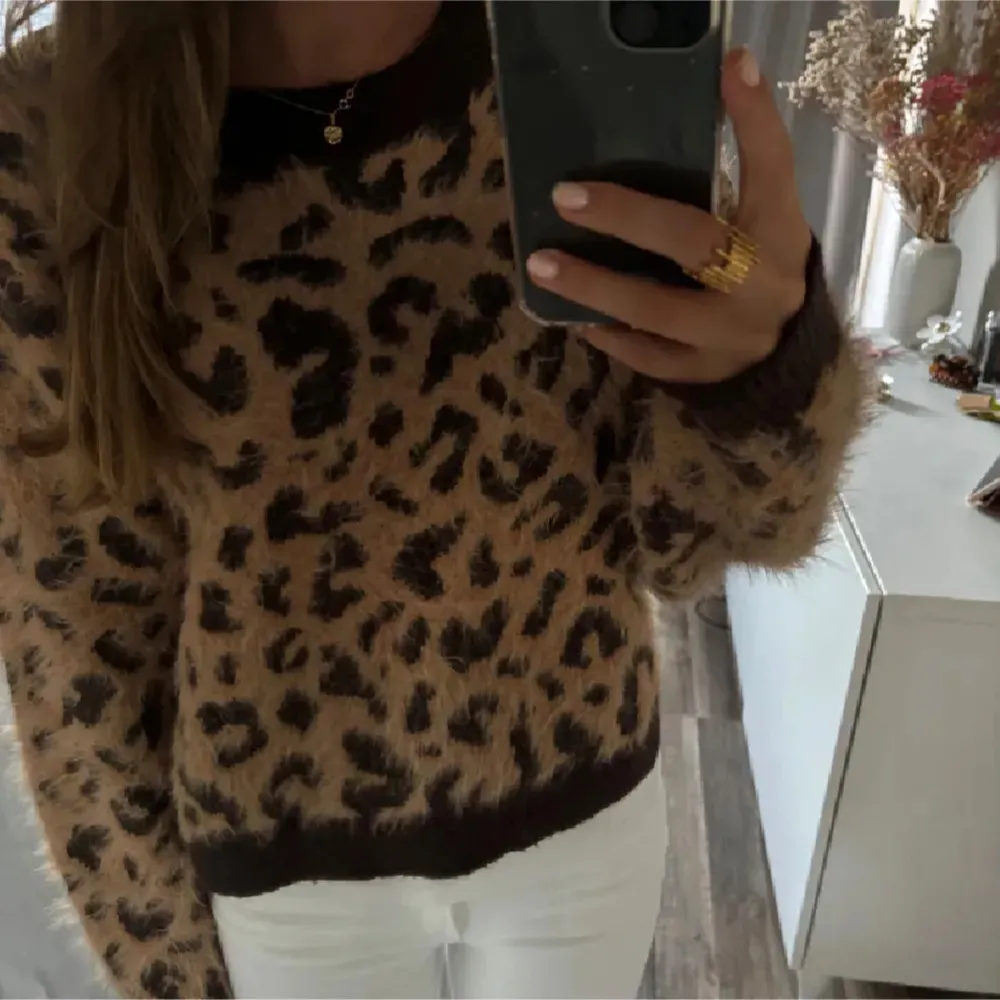 Jätte fin leopard stickad tröja! Jätte bra skick! Säljer då den är för liten för mig💕🐆(lånade bilder). Tröjor & Koftor.