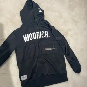 Jättesnygg Hoodrich Hoodie med reflex, inga skador förutom lite på snöret, 9/10 skick, jätteskön och varm hoodie 