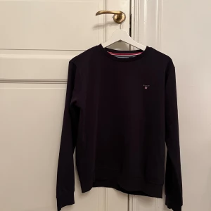 Tröja från Gant - Snygg mörkblå tröja från Gant i stl 176 (16 år). Motsvara en XS. Som ny, endast använd ett fåtal gånger. 