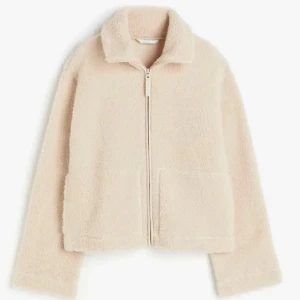 Teddy jacka hm - Säljer denna populära Teddy jackan i storlek M dom sitter lite oversized på mig som brukar ha XS-S