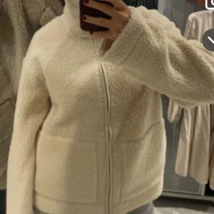 Jacka - Så fin och populär jacka från H&M! 😍 högsta budet är 500kr!