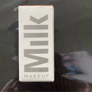 MILK BRONZER STICK  - Hej jag säljer HELT NYA (oanvända) milk bronzer stick!!! Jag säljer dem för 180 kr styck. Original pris ligger på 289kr men då jag har ett otroligt bra pris för en helt ny och oanvänd milk Bronzer stick  Pris går att diskutera  Fraktar genom instabox