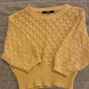 Gul tröja🌻 - Väldigt du och söt tröja från bikbok😻 Använd fåtal gånger💐 Storleken. L, men allmänt så i storleken 🫶