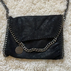 Stella McCartney väska - Super fin väska från Stella McCartney💓lite sönder i knäppet därför kan priset diskuteras.