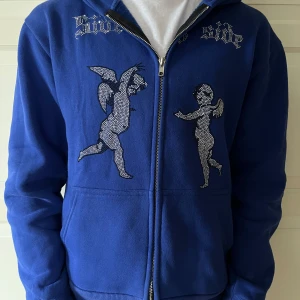 RhineStone Zip Hoodie - Side By Side - Säljer denna snygga RhineStone hoodie då jag tycker den sitter lite litet på mig. Tröjan är köp från SideBySide och kostar nypris 999 men mitt pris är 450! OBS! TRÖJAN ÄR EN LJUSARE BLÅ I VERKLIGHETEN! 