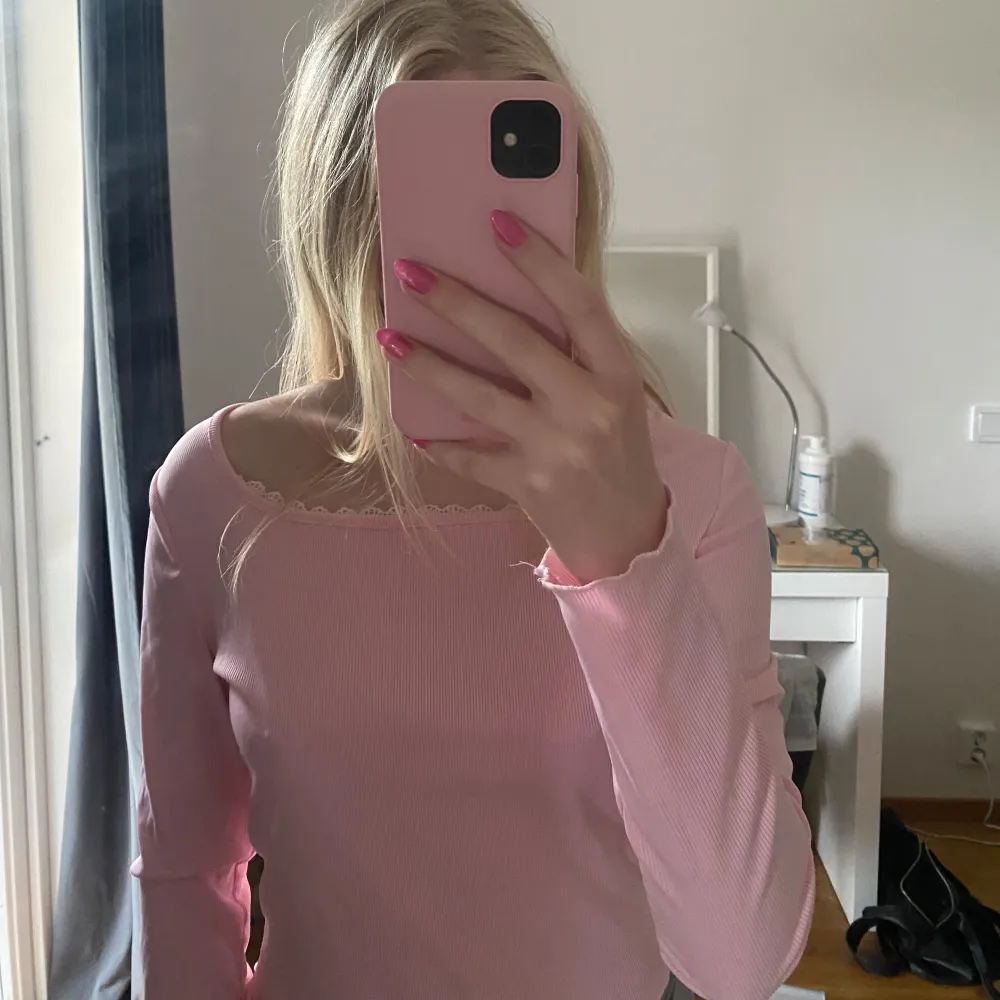 Gullig rosa långärmad topp med en söt spetsdetalj vid halsringningen💕. Toppar.