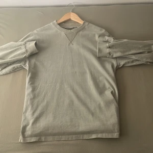 Grön tröja från Vailent - Säljer en stilren och bekväm grön tröja från Vailent i storlek XS. Tröjan är långärmad och har en ribbad krage samt muddar vid ärmsluten. Perfekt för en avslappnad look!