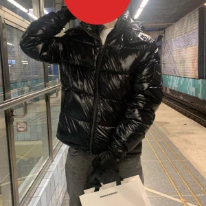 Michael kors vinterjacka - Nypris 3300kr. 10/10 skick. Moncler maya liknande dunjacka från micheal kors. Storlek xs men passar S/M. 173cm på bilden. Modellen heter Nortend quilted nylon puffer jacket men den har upphört att sälja. Hör av dig vid minsta lilla fråga. 