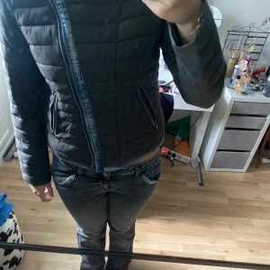 Unikjacka - Superfin jacka köpt förra året från Sellpy i ny skick men aldrig använt så den är i nyskick🥰 perfekt nu till hösten!