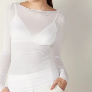 Intimisimmi tröja - Säljer denna vita Intimisimmi tröja i stl S. Köpt på zalando. Nypris är 569kr. Den är i ett superskönt material och kvaliten är väldigt bra💕Tröjan är i Kashmir material och det håller värmen väldigt bra även fast den är tunn 💕💕