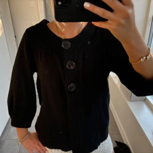 Kofta  - Så snygg kofta i strl M, passar S💞💞Säljer då den inte används.